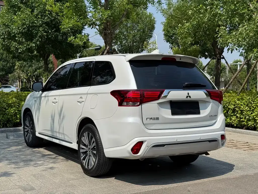 Mitsubishi Outlander — фото 7