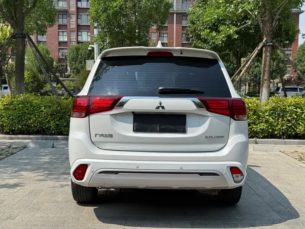 Mitsubishi Outlander — фото 8