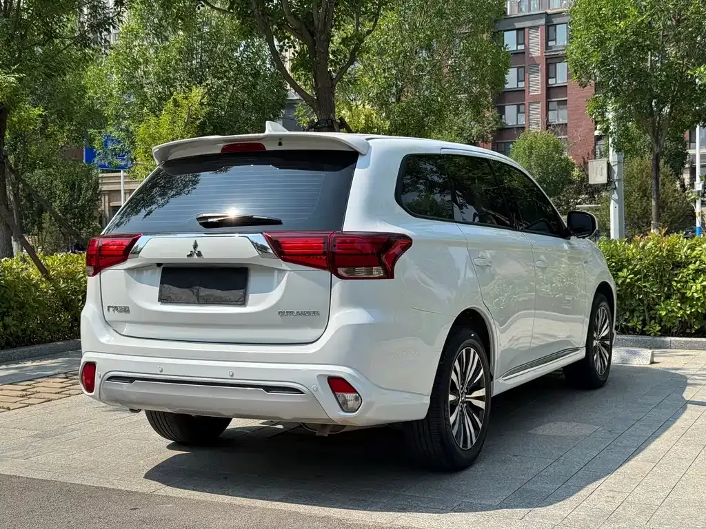 Mitsubishi Outlander — фото 10