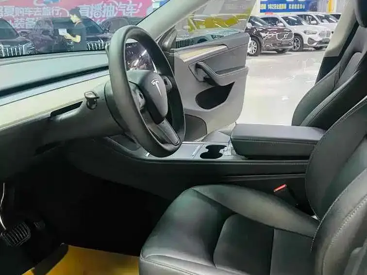 Tesla Model Y — фото 8