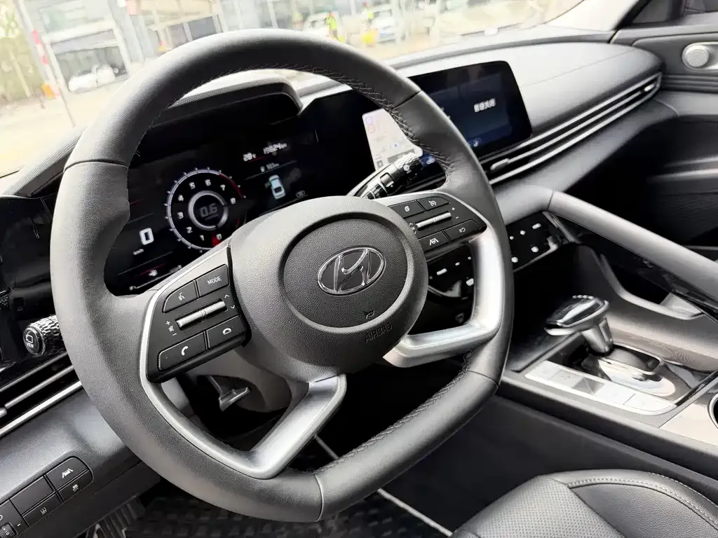Hyundai Elantra — фото 5