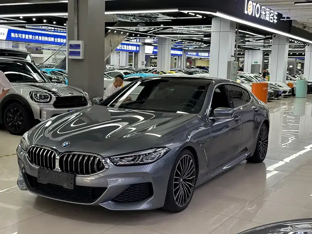 BMW 8 Series — фото 1