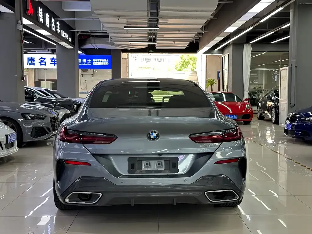 BMW 8 Series — фото 2
