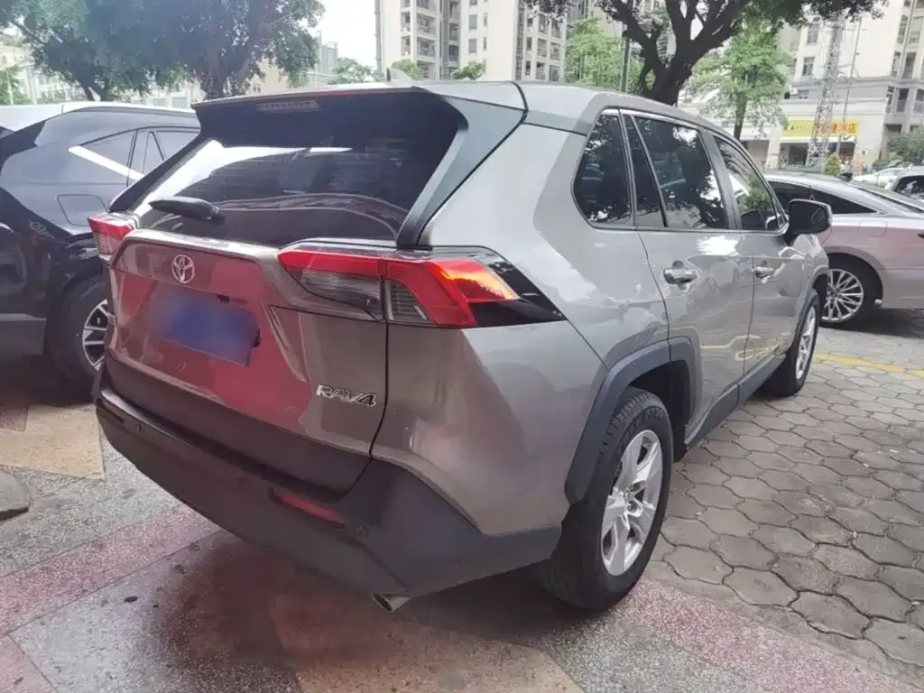Toyota RAV4 2023 из CN, фото 4