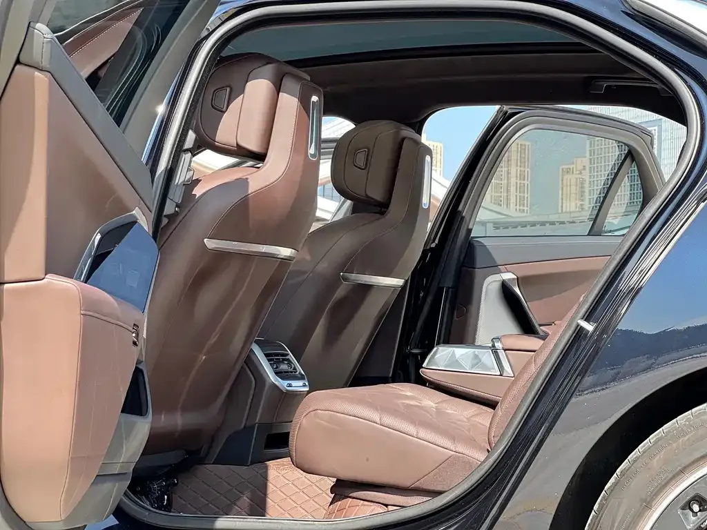 BMW 7 Series — фото 10