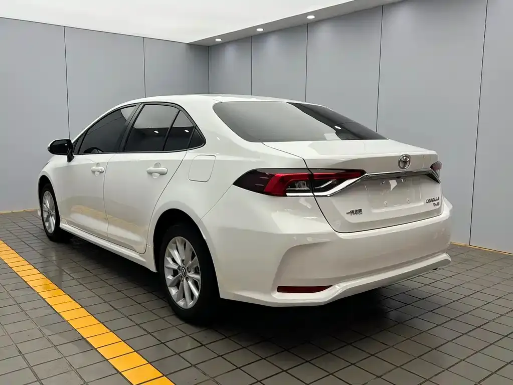 Toyota Corolla — фото 7