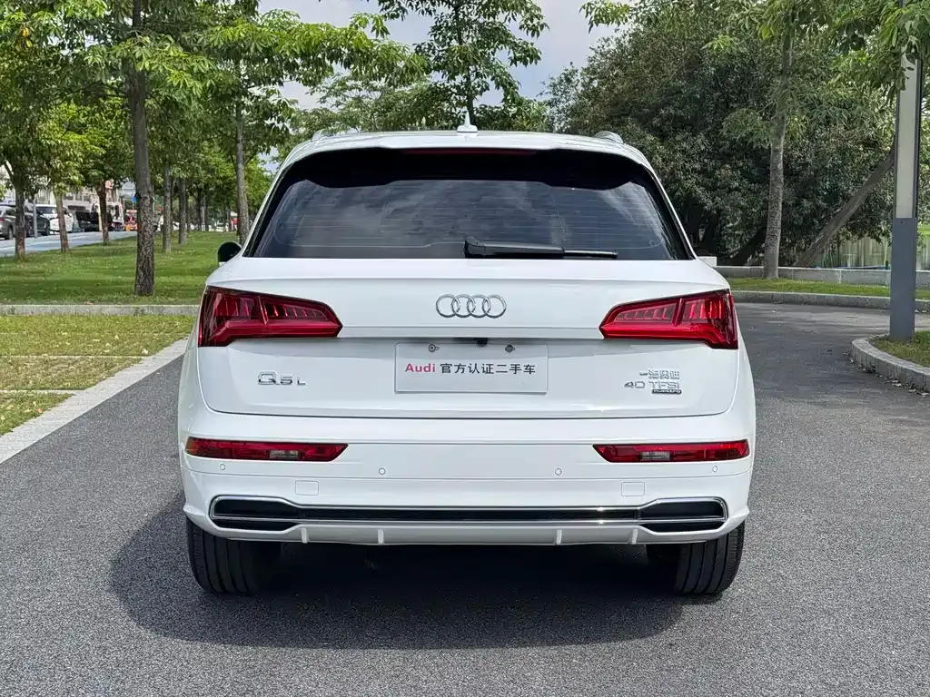 Audi Q5L — фото 10