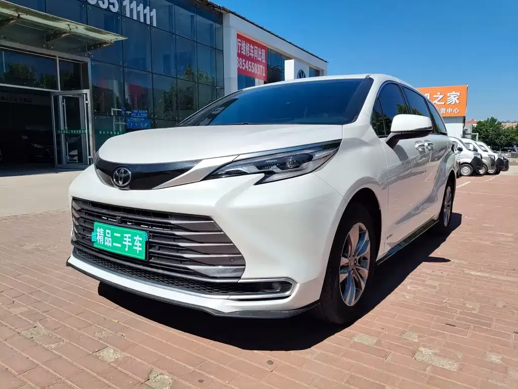 Toyota Sienna — фото 1