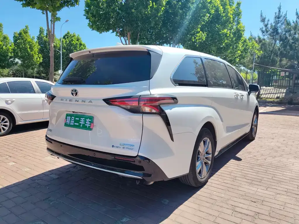 Toyota Sienna — фото 3