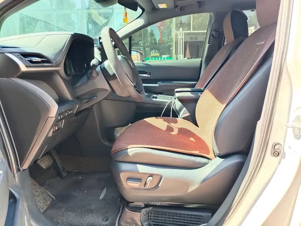 Toyota Sienna — фото 10