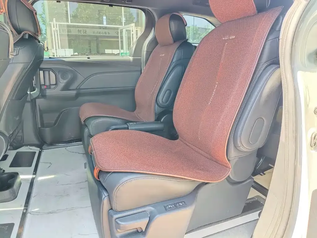 Toyota Sienna — фото 9