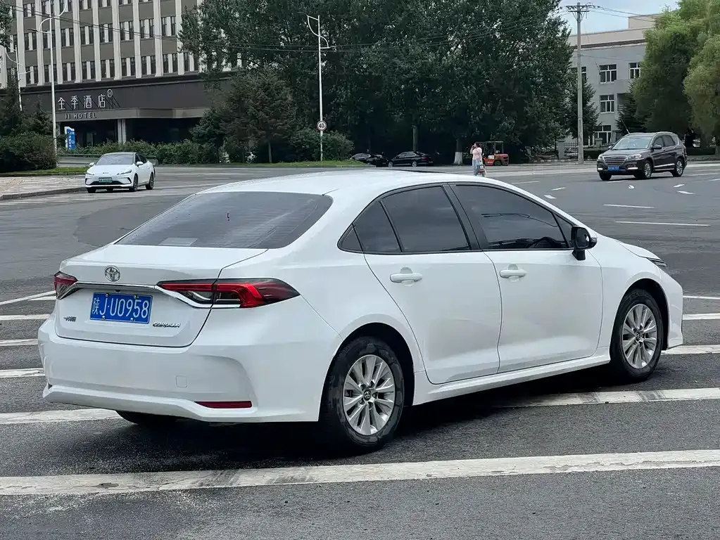 Toyota Corolla — фото 5