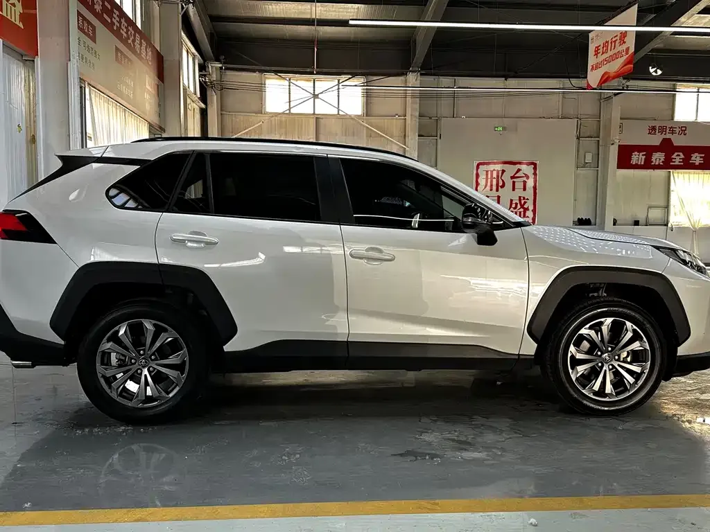 Toyota RAV4 — фото 7