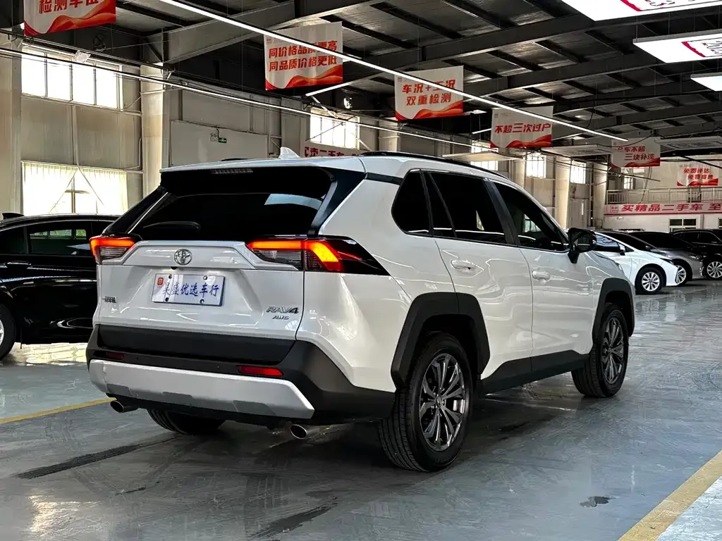 Toyota RAV4 — фото 10