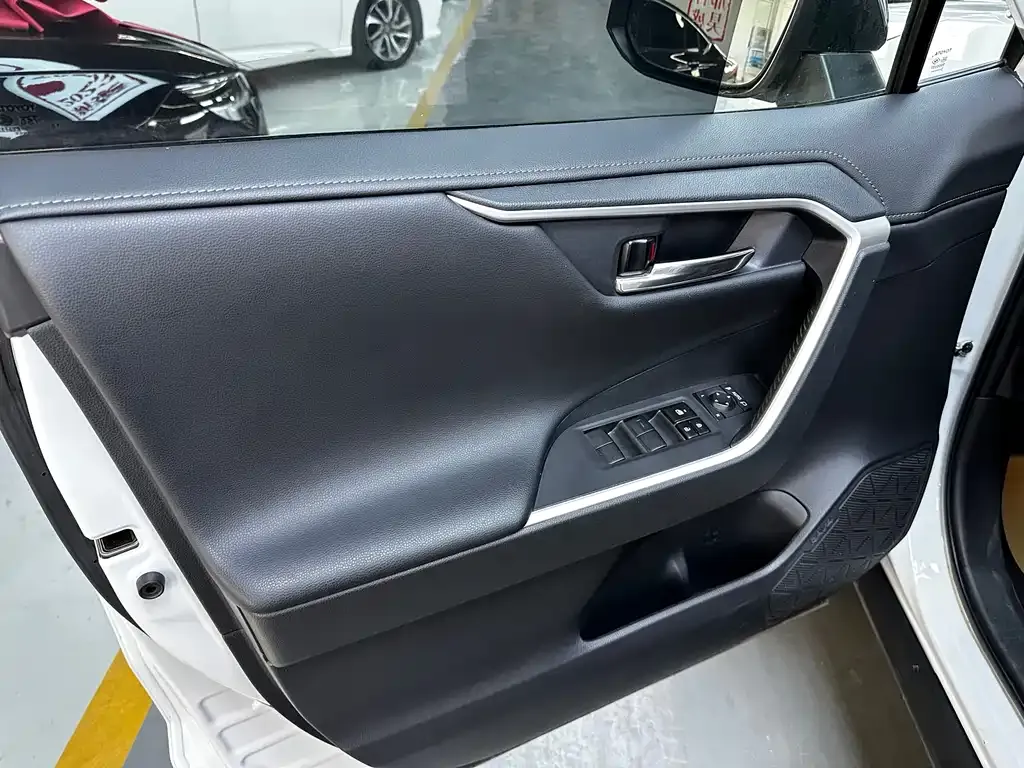 Toyota RAV4 — фото 2