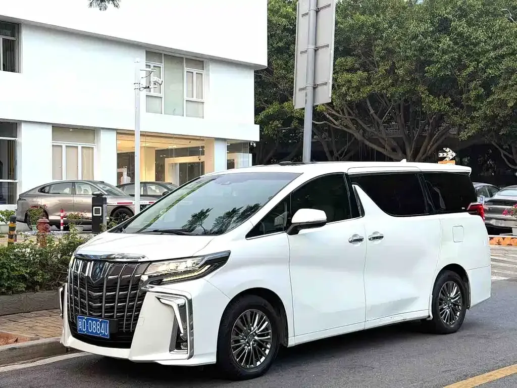 Toyota Alphard — фото 1