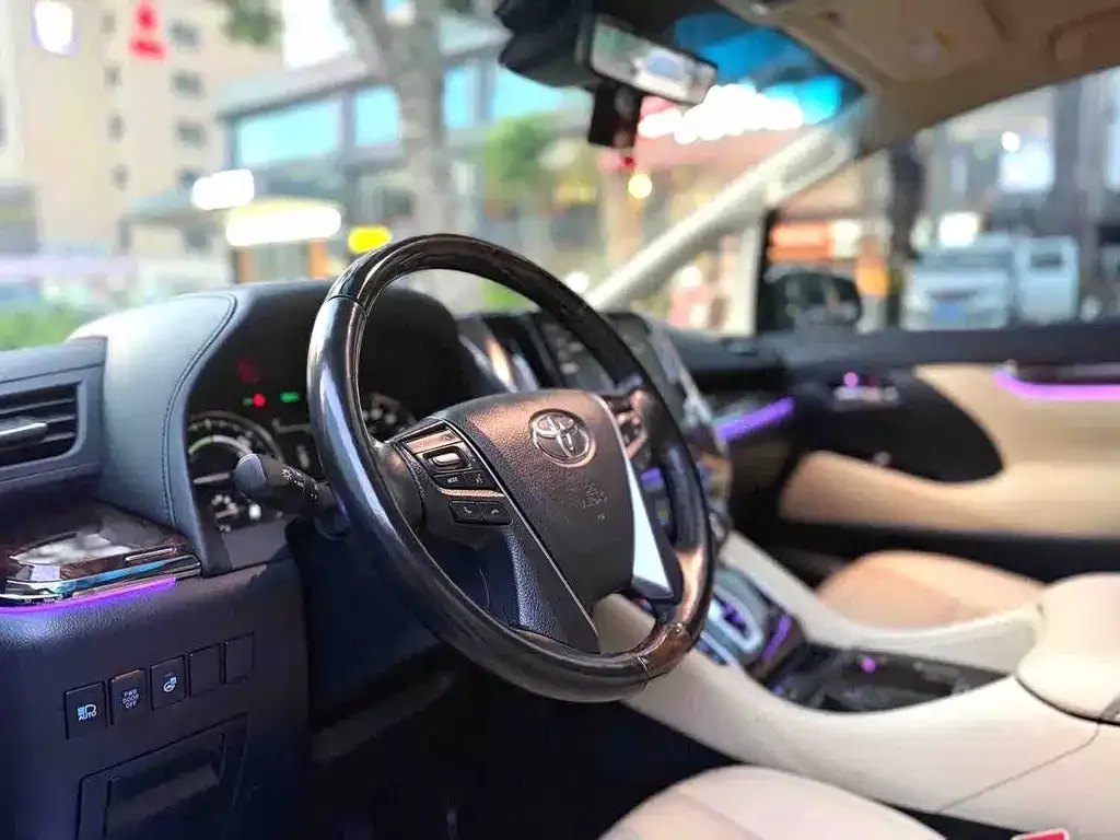Toyota Alphard — фото 7