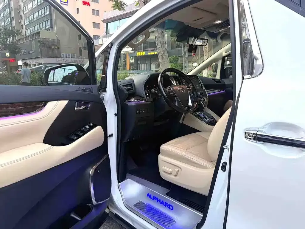 Toyota Alphard — фото 9