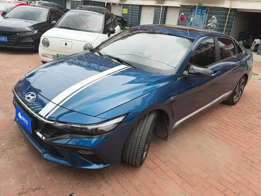 Hyundai Elantra — фото 1