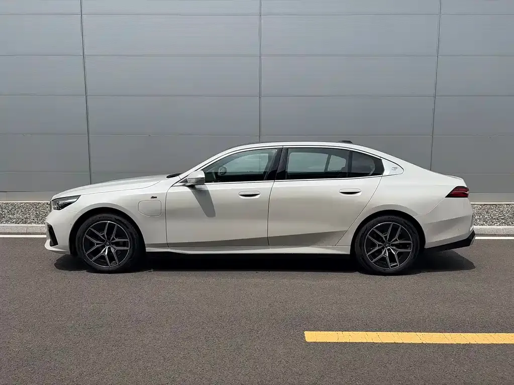 BMW i5 — фото 3