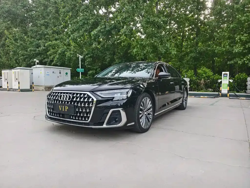 Audi A8 — фото 1
