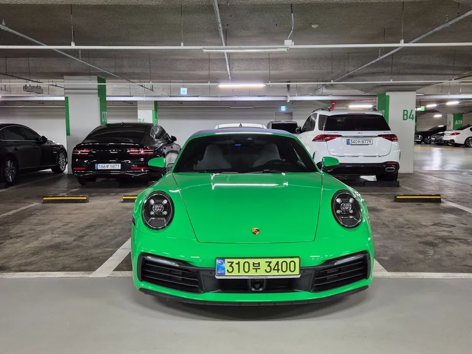 Porsche 911 Carrera 4 Cabriolet 1