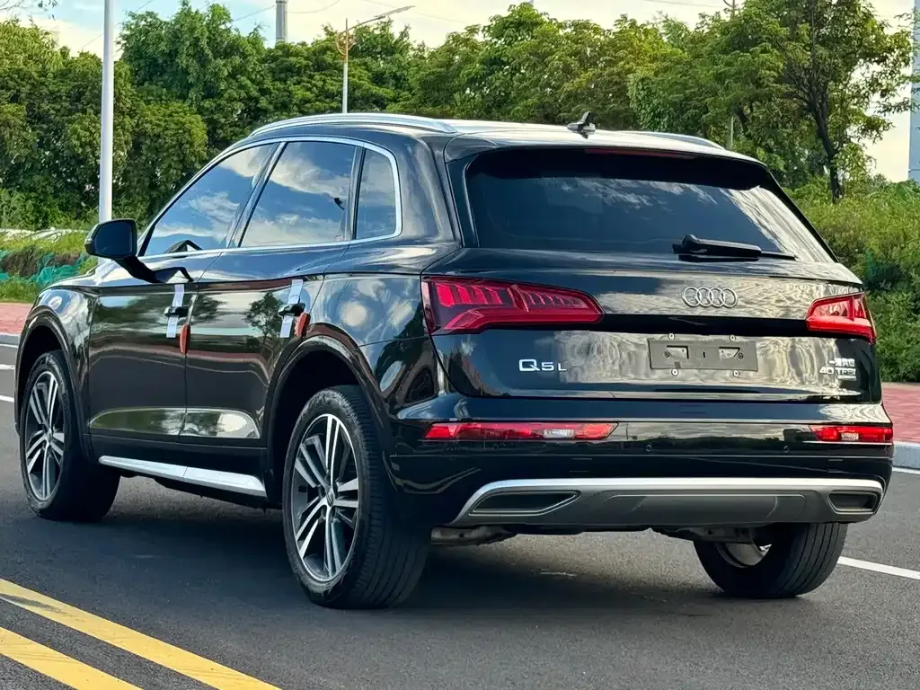 Audi Q5L — фото 9