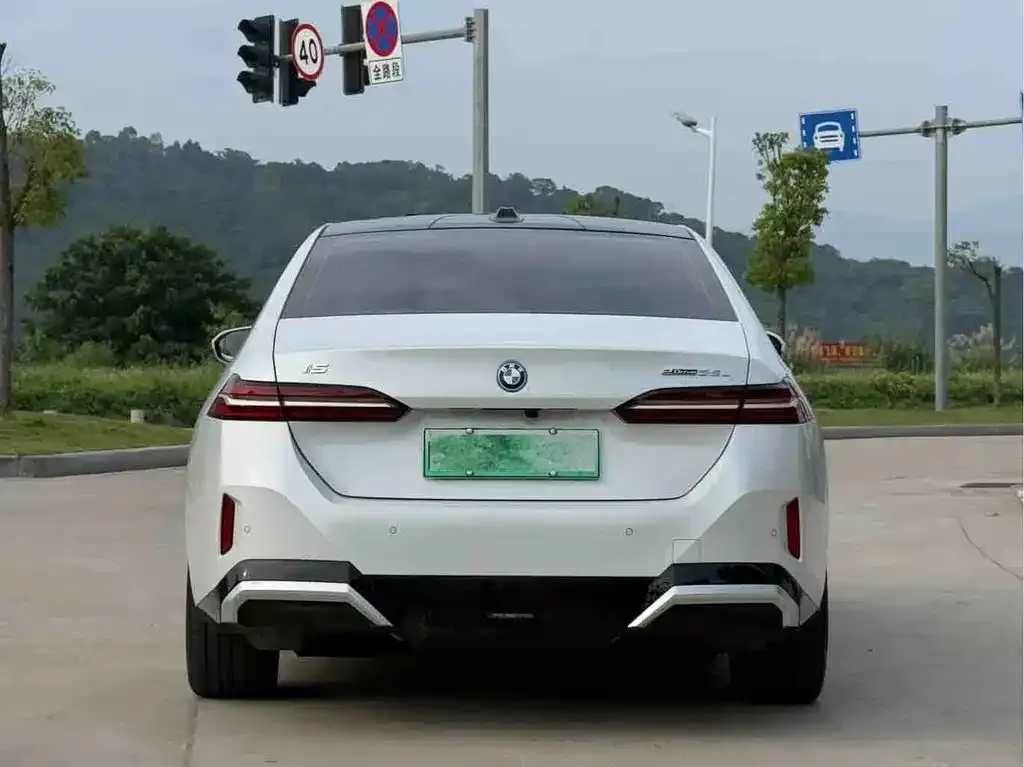 BMW i5 — фото 2