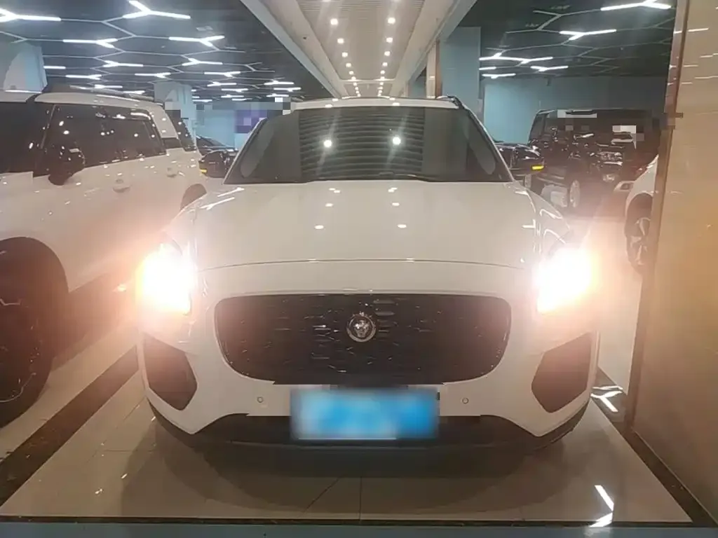 Jaguar E-PACE — фото 5
