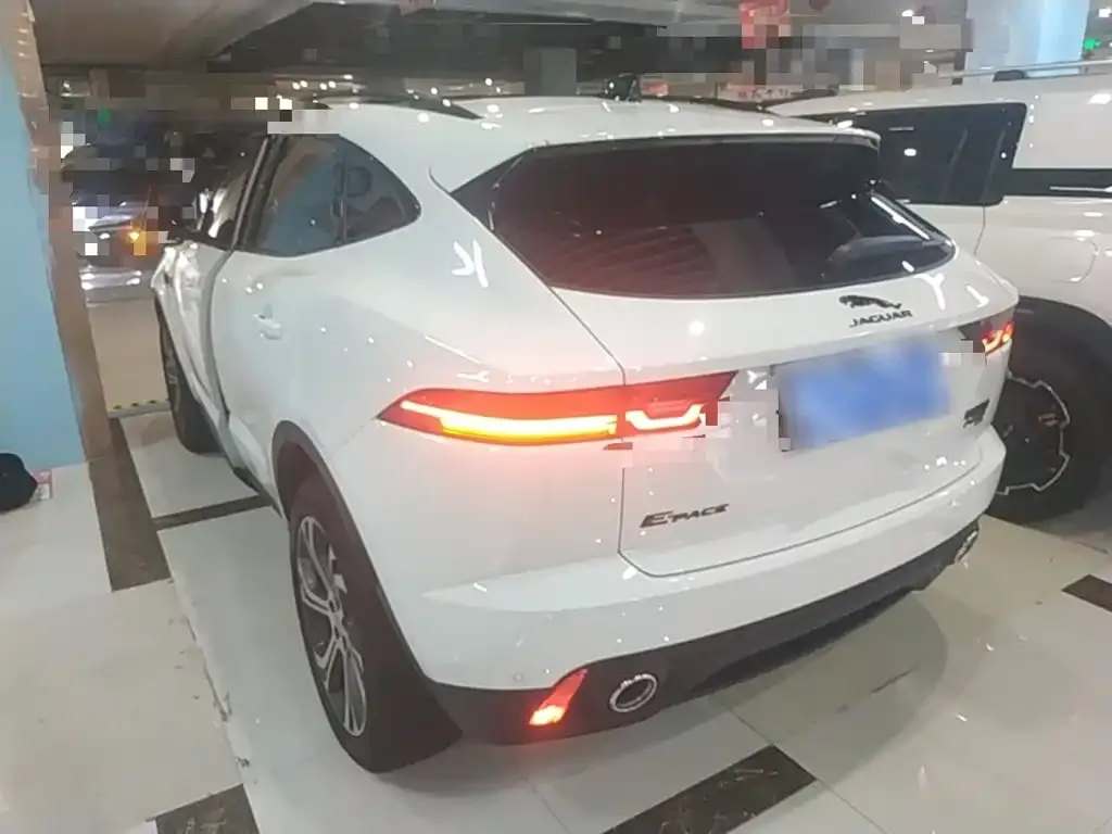 Jaguar E-PACE — фото 10