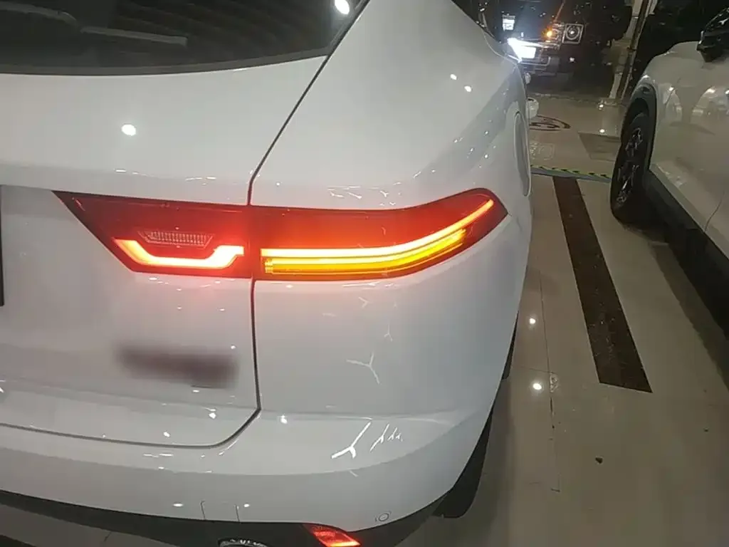 Jaguar E-PACE — фото 3