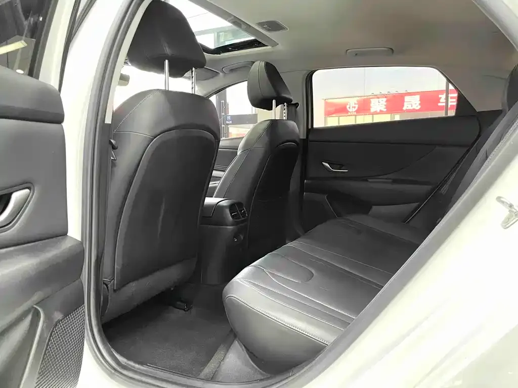 Hyundai Elantra — фото 2
