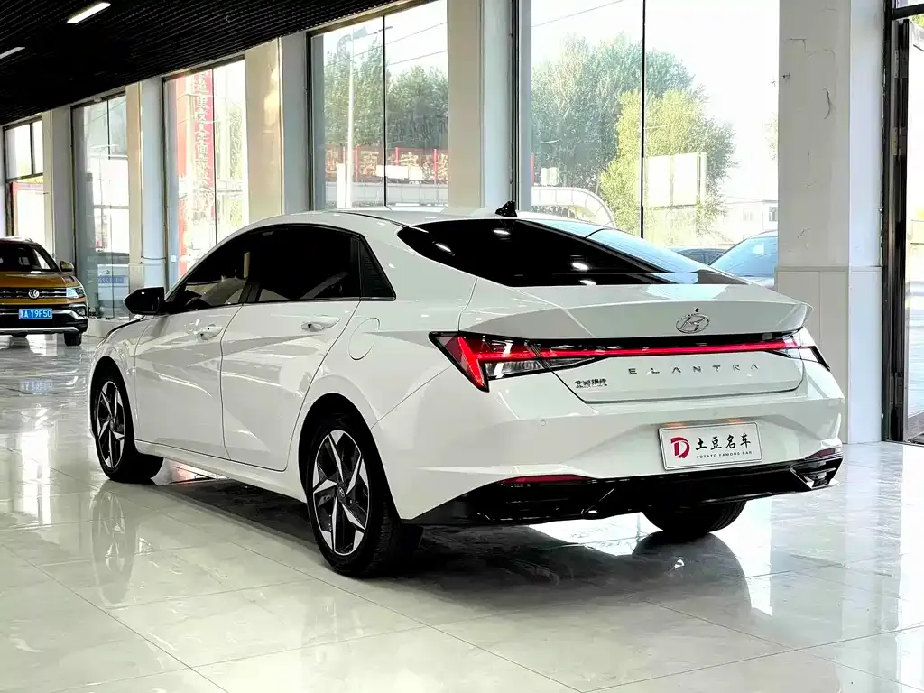 Hyundai Elantra — фото 7