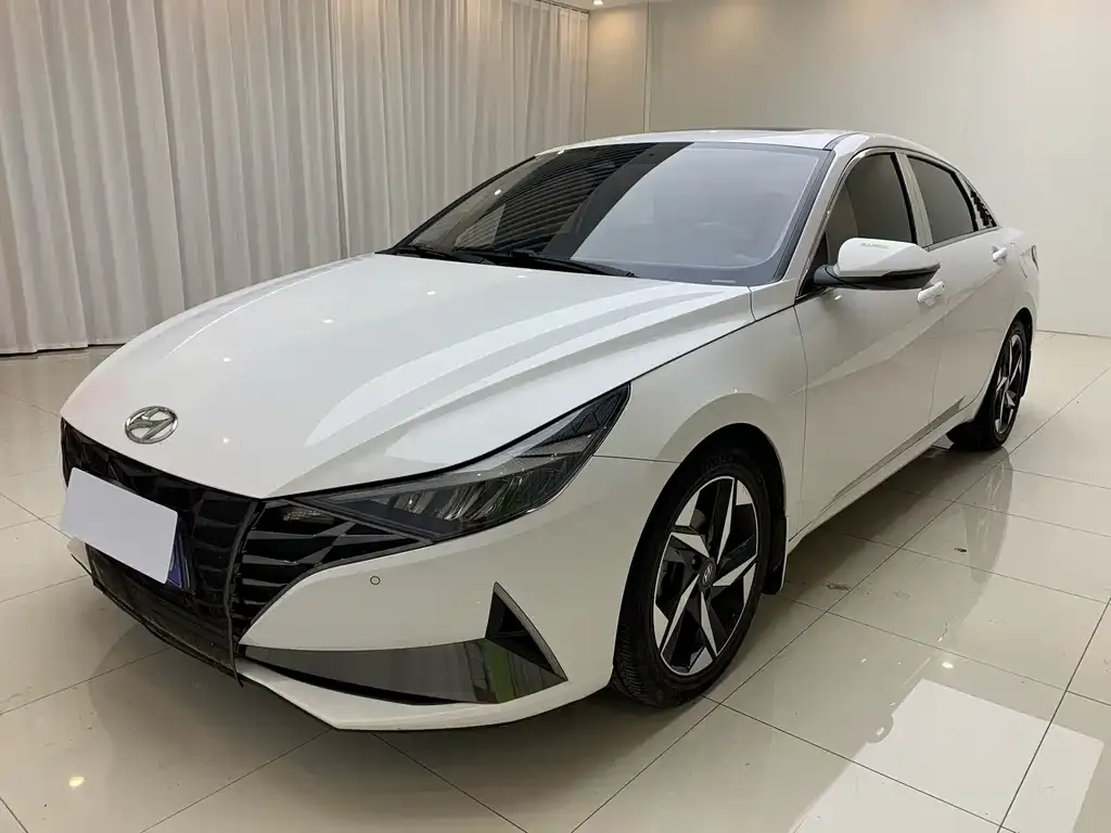 Hyundai Elantra — фото 1