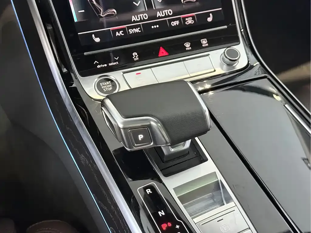 Audi A8 — фото 10