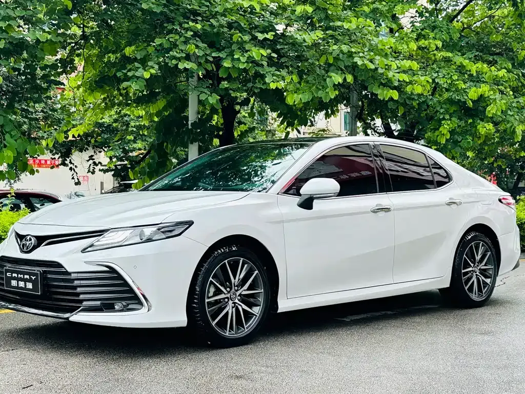 Toyota Camry — фото 1
