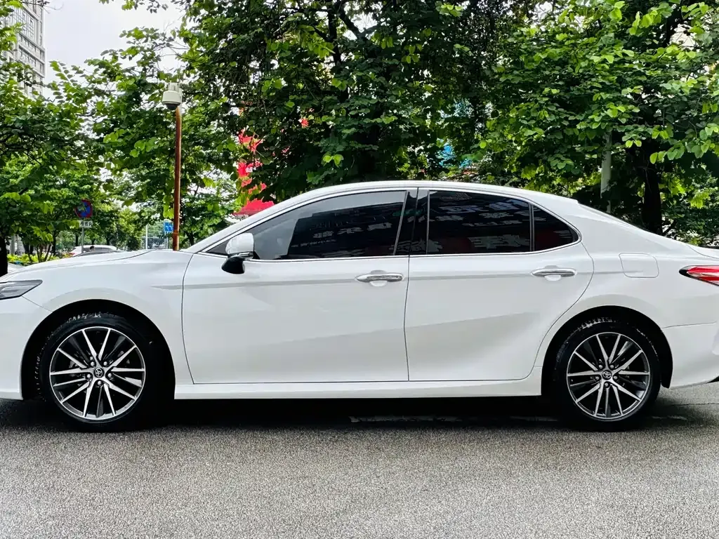 Toyota Camry — фото 8