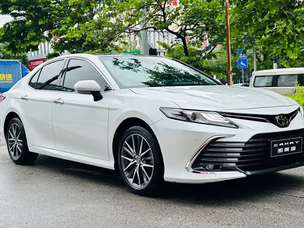 Toyota Camry — фото 3