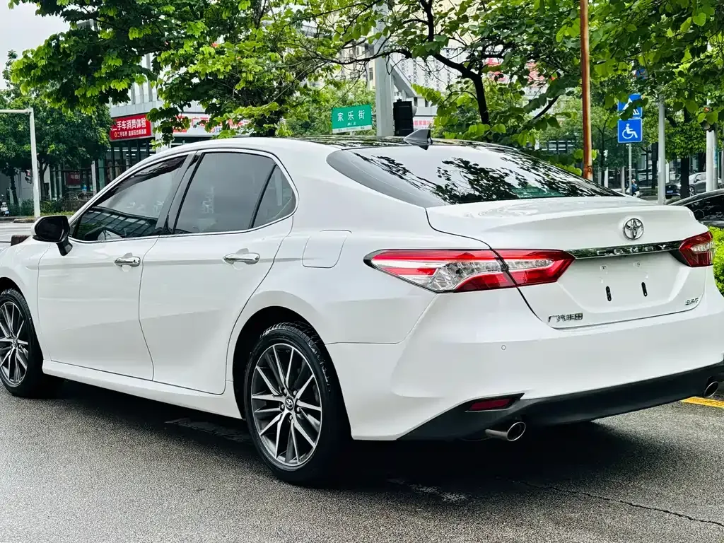 Toyota Camry — фото 5