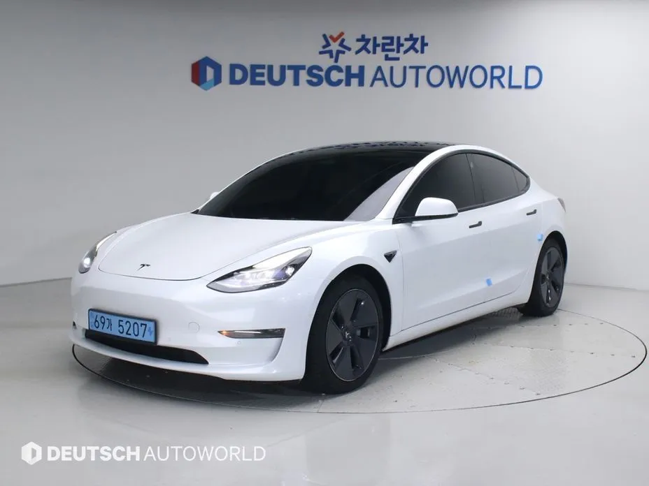 Tesla Model 3 — фото 1