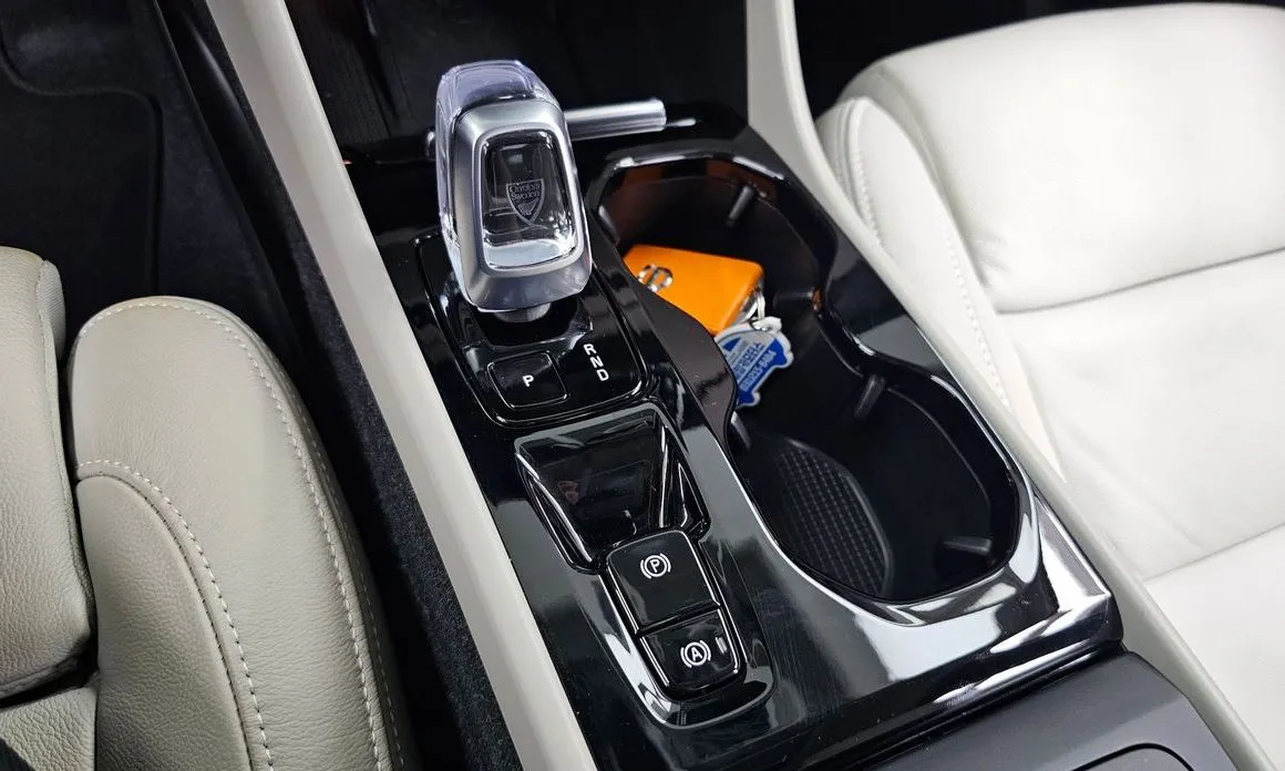 Volvo XC40 — фото 10