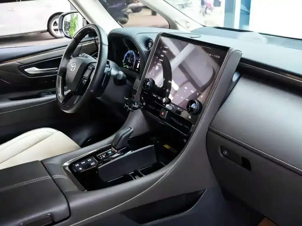 Toyota Alphard — фото 7