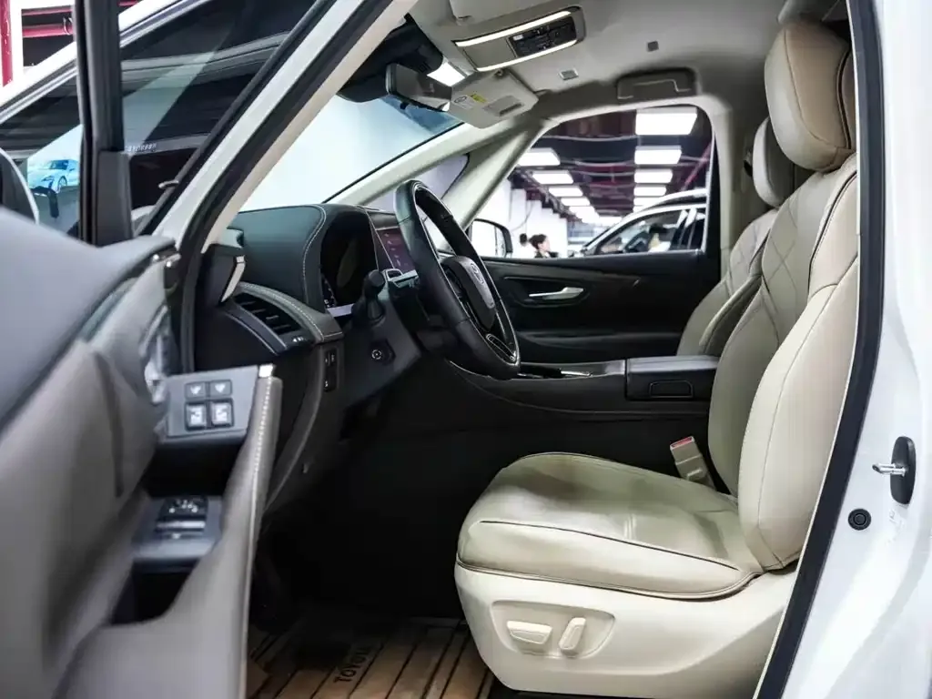 Toyota Alphard — фото 9
