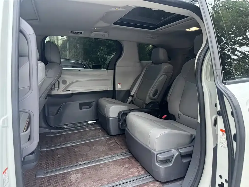 Toyota Granvia — фото 8
