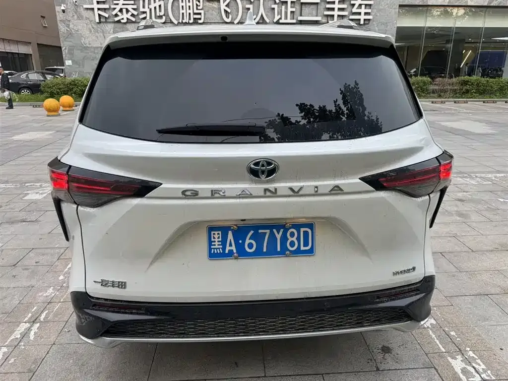 Toyota Granvia — фото 2