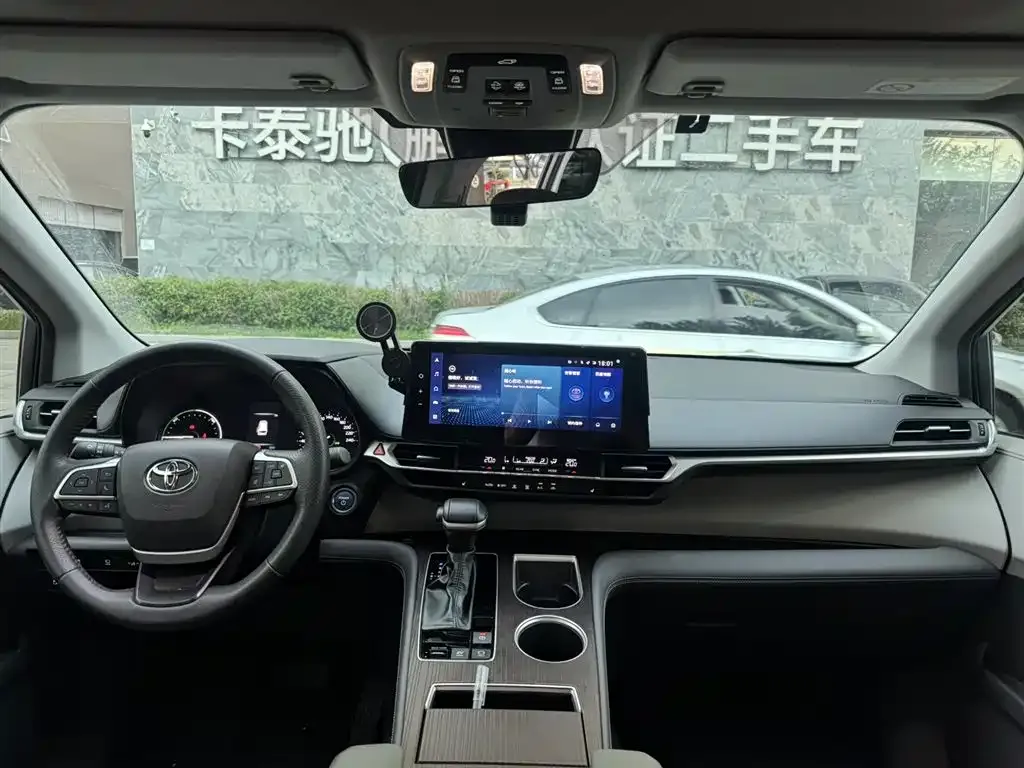 Toyota Granvia — фото 4