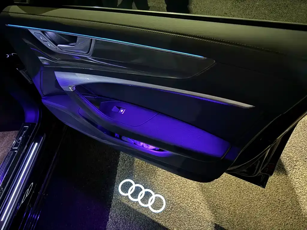 Audi A6L — фото 9