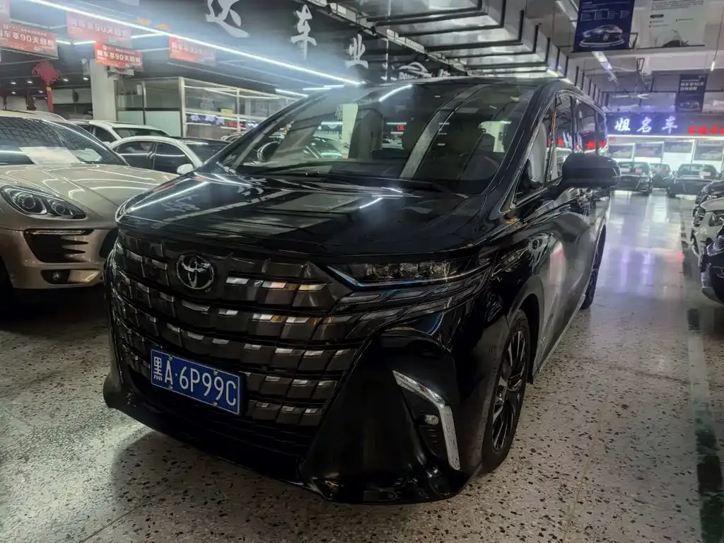 Toyota Alphard — фото 1