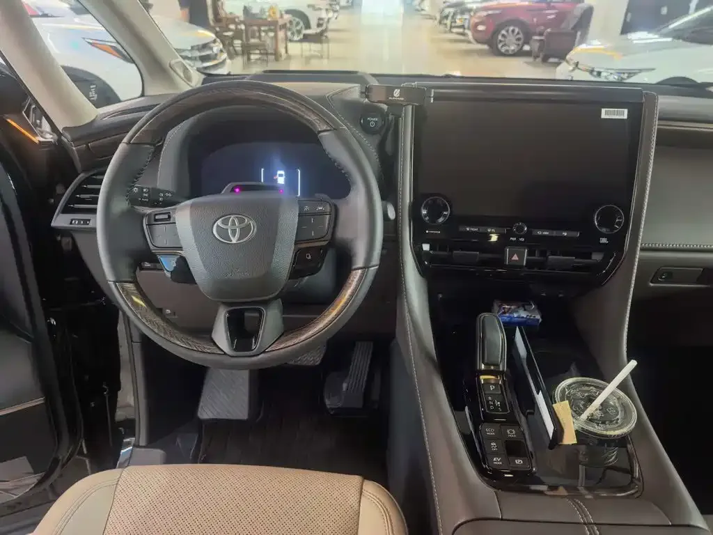 Toyota Alphard — фото 5
