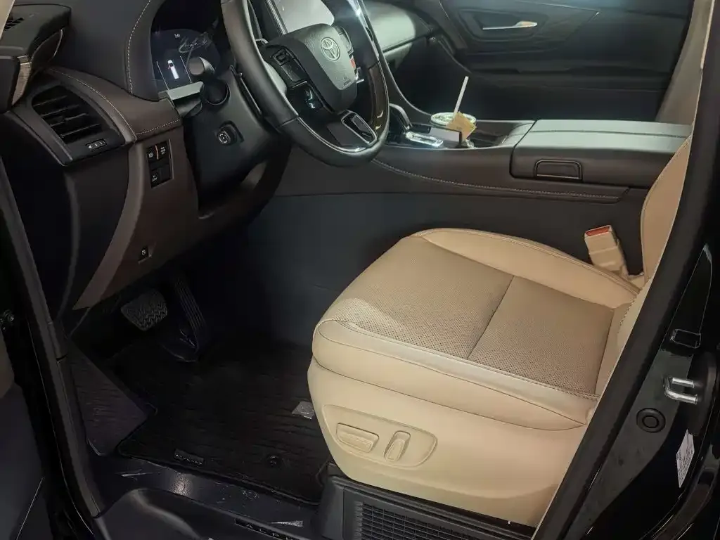 Toyota Alphard — фото 4